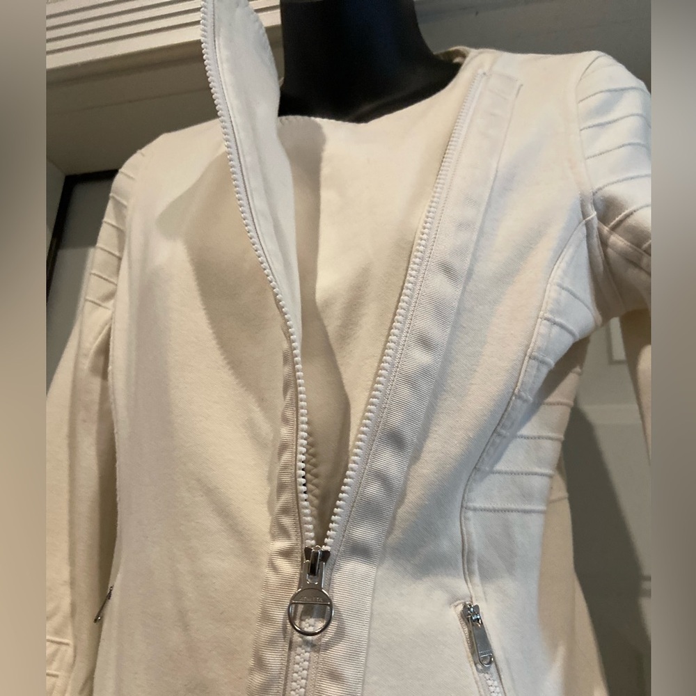 Athleta~Soft~Ivory~Form-Fitting~Asymmetrical Zip Closure~Light Jacket~Size XSP - Picture 9 of 16